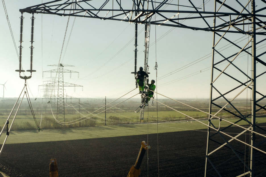APG workers erecting pylons for the Weinviertel line in Seyring